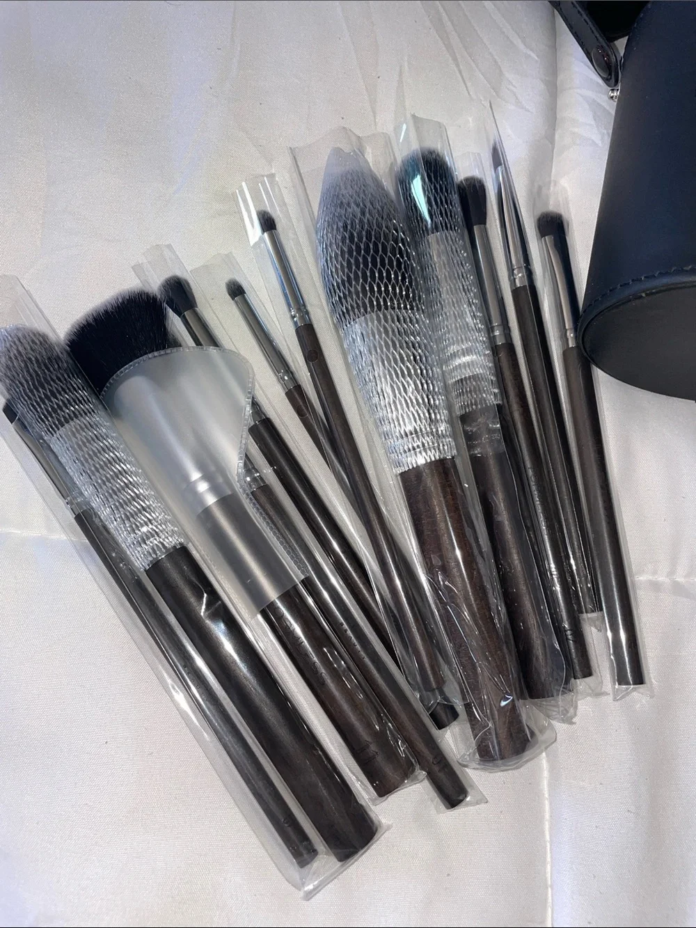 Formless Beauty Black Brush Set with Travel Case